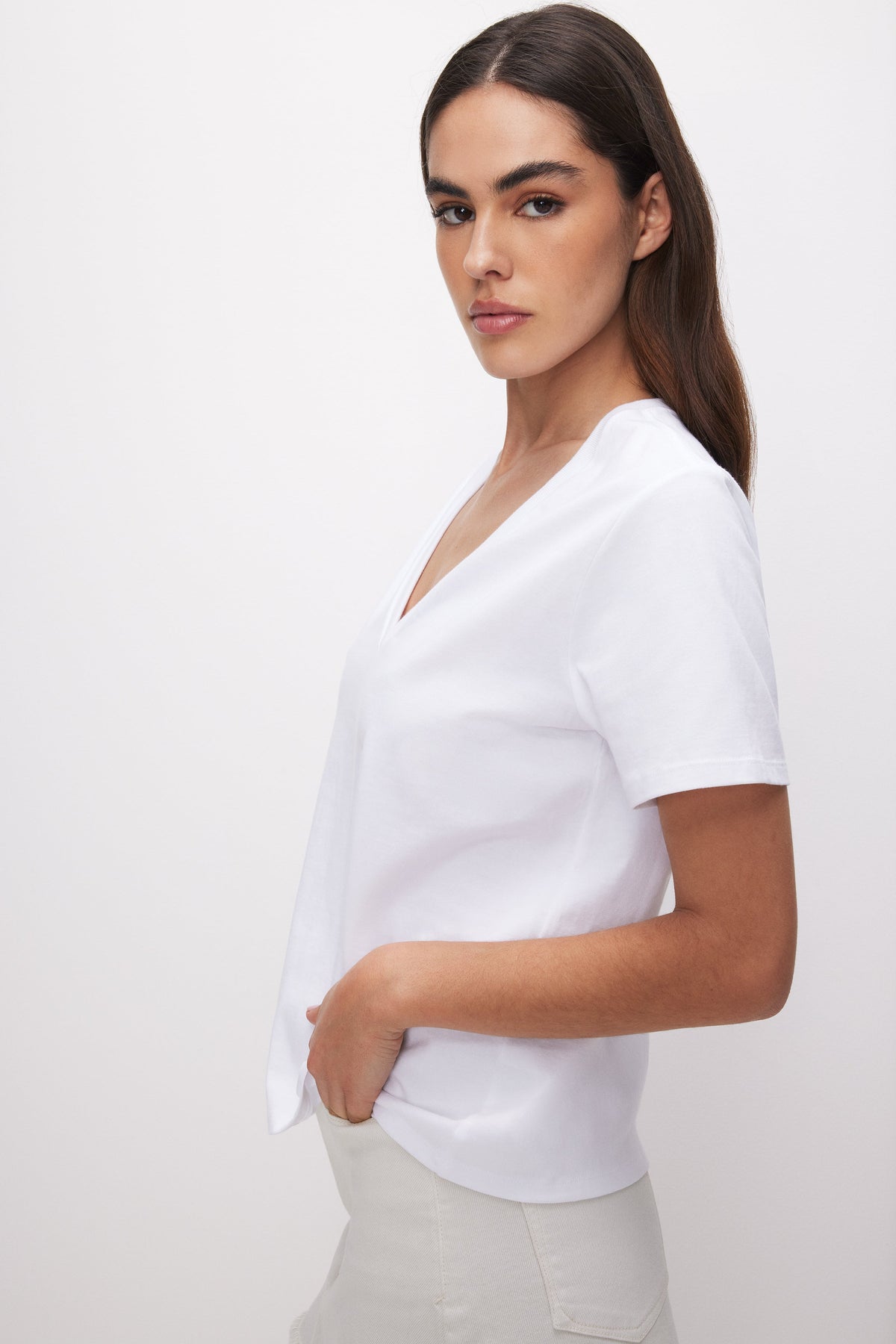 COTTON CLASSIC V-NECK TEE | WHITE001