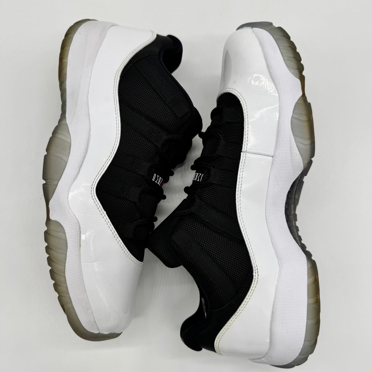 Jordan 11 Low Tuxedo