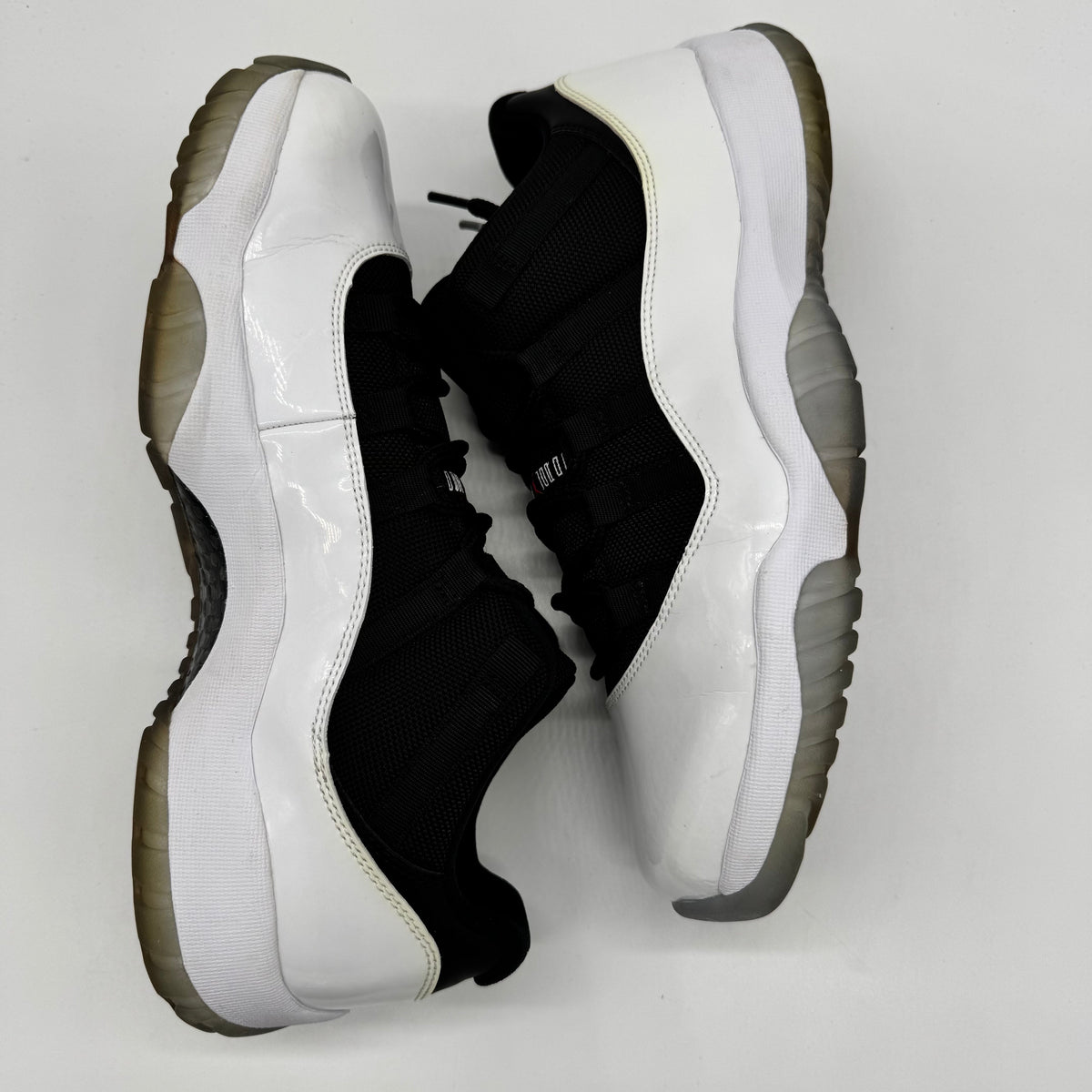 Jordan 11 Low Tuxedo