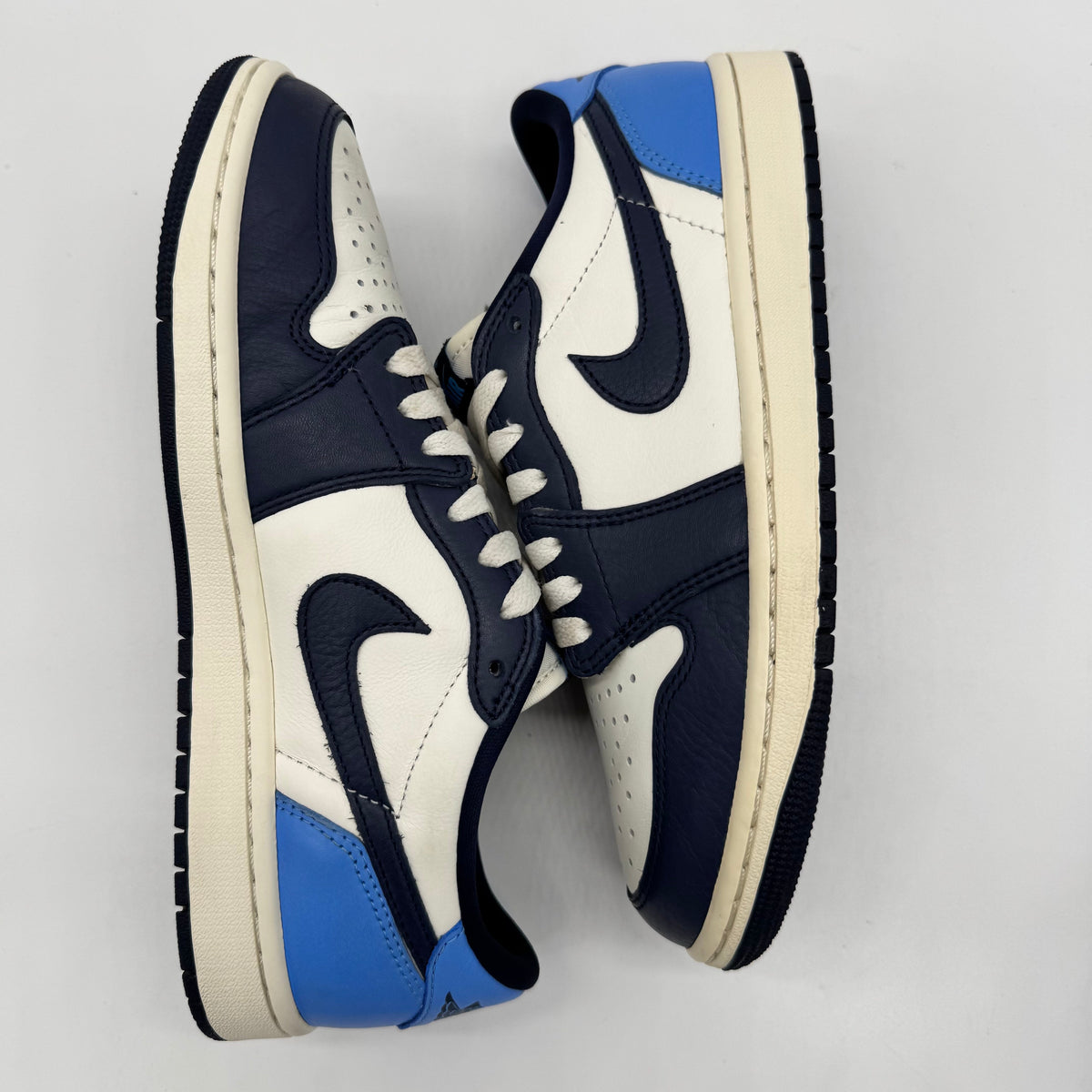 Jordan 1 Low OG Obsidian UNC