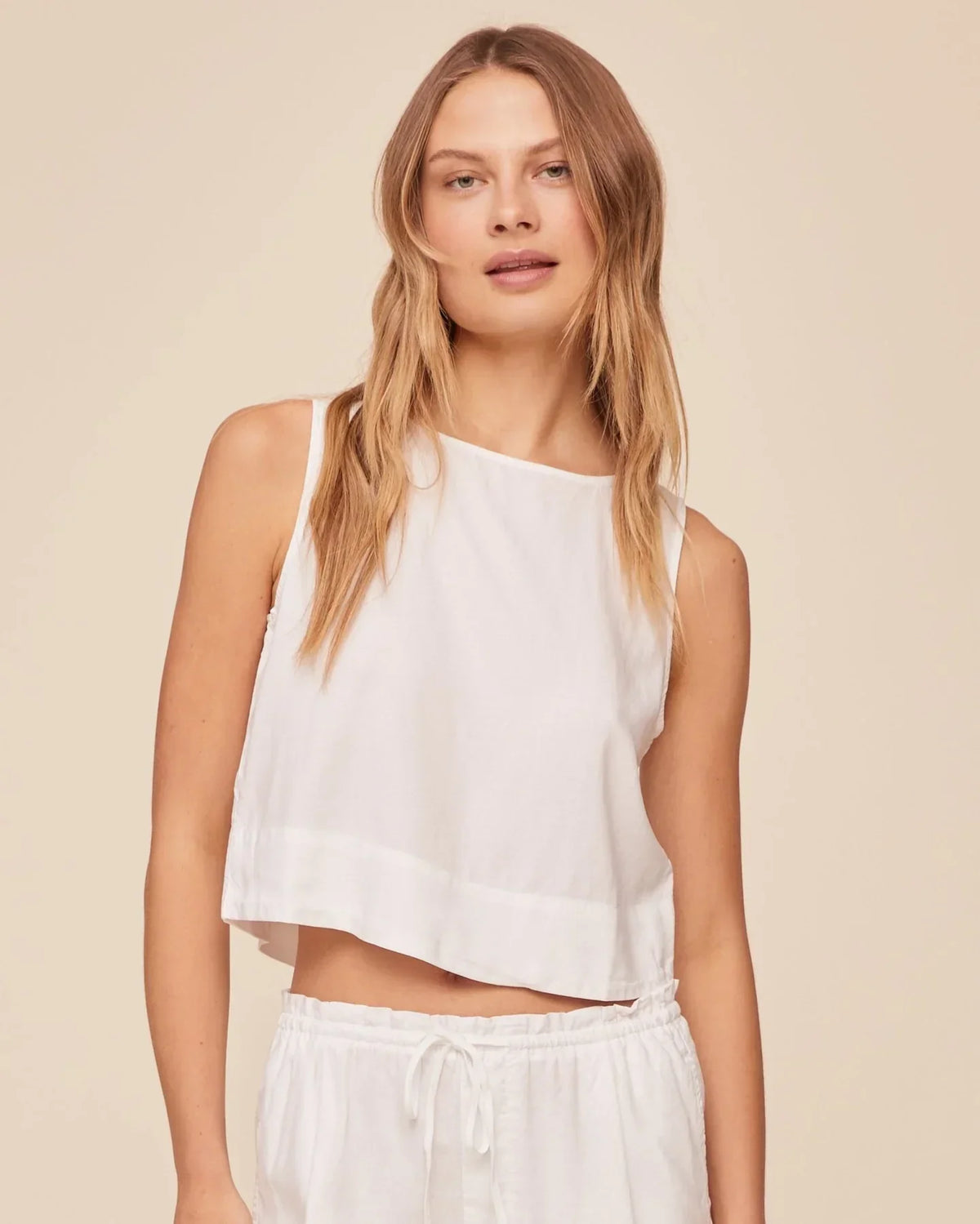 SLEEVELESS BOAT NECK SPLIT BACK