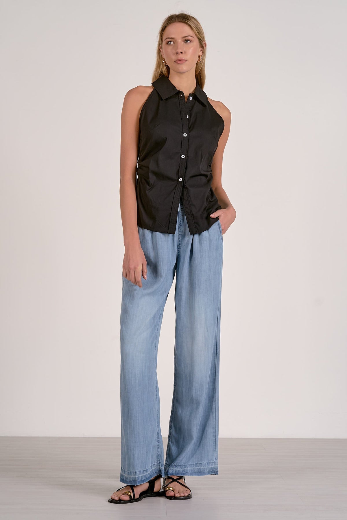 SLEEVELESS COLLAR TOP
